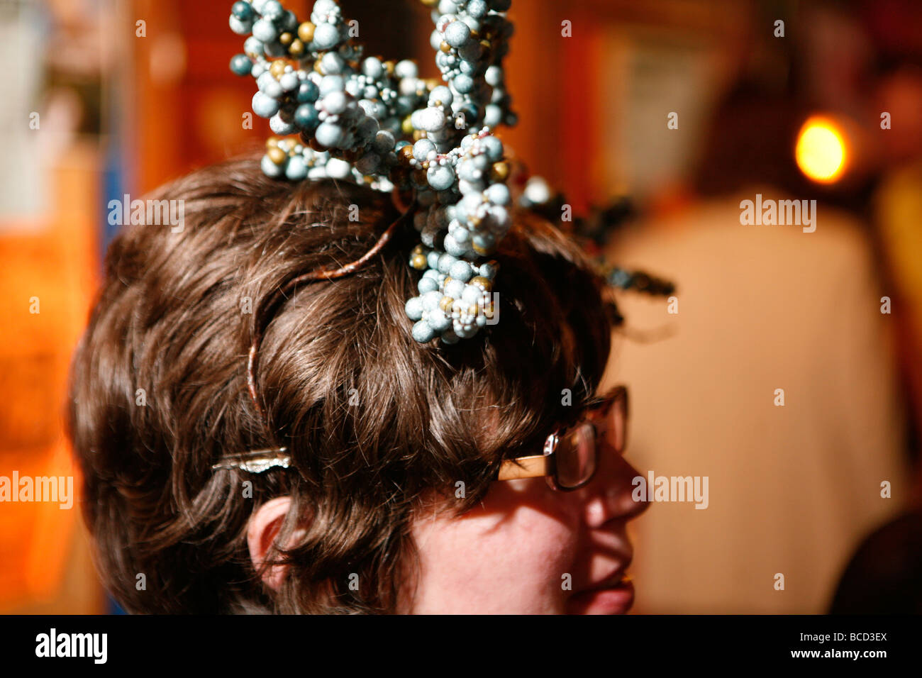 Eine Frau trägt eine Skulptur auf dem Kopf auf dem 2009 Rock N Roll Abschlussball auf den blauen Vogel in Bloomington Indiana Stockfoto