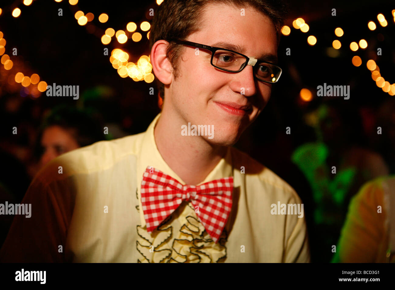 Ein Mann trägt eine Fliege an der 2009 Rock N Roll Prom auf den blauen Vogel in Bloomington Indiana Stockfoto