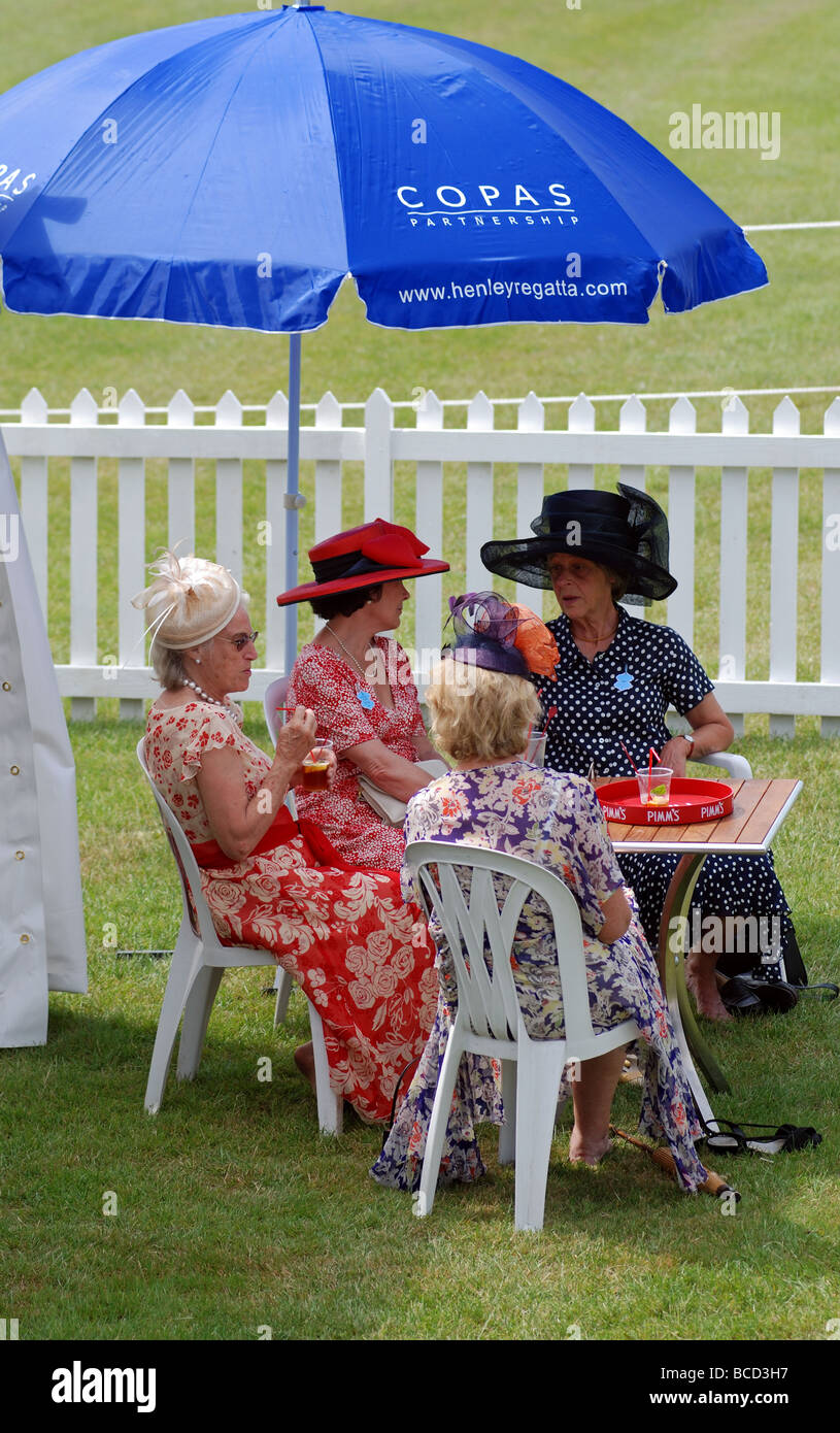 Frauen bei der Henley Royal Regatta, Henley-on-Thames, Oxfordshire, England, Vereinigtes Königreich Stockfoto