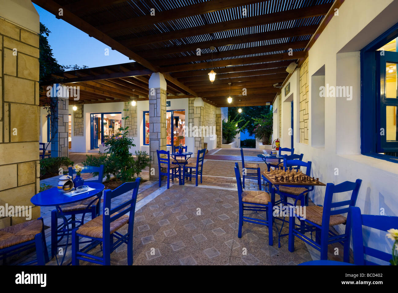Eine traditionelle Ouzeri im Aldemar Knossos Royal Village Hotel, Hersonissos, Nordküste, Kreta, Griechenland Stockfoto