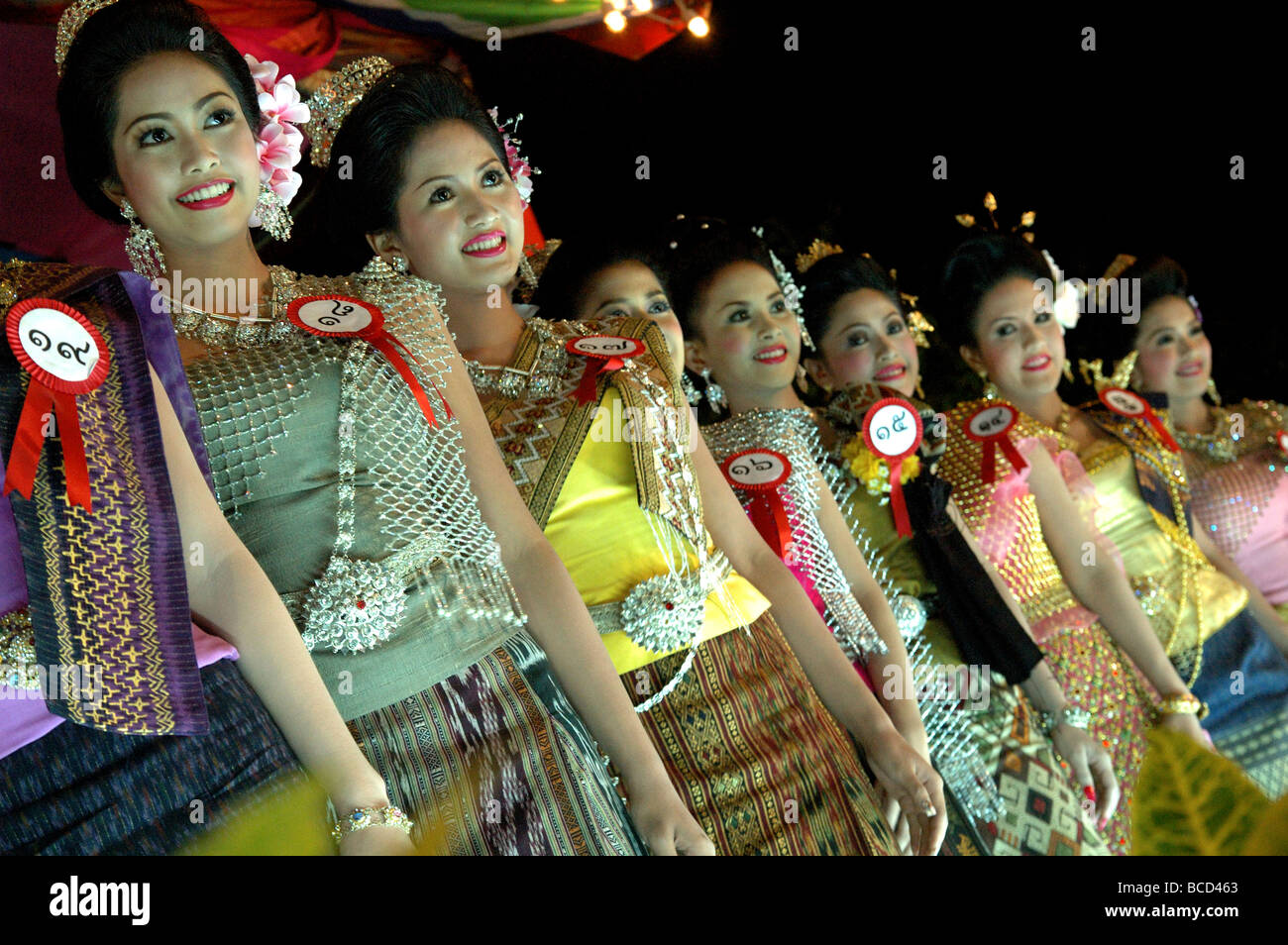 Mädchen konkurrieren in einem Schönheitswettbewerb zu sehen, wer wird Miss Rakete Rocket Festival in Yasothon Thailand Stockfoto
