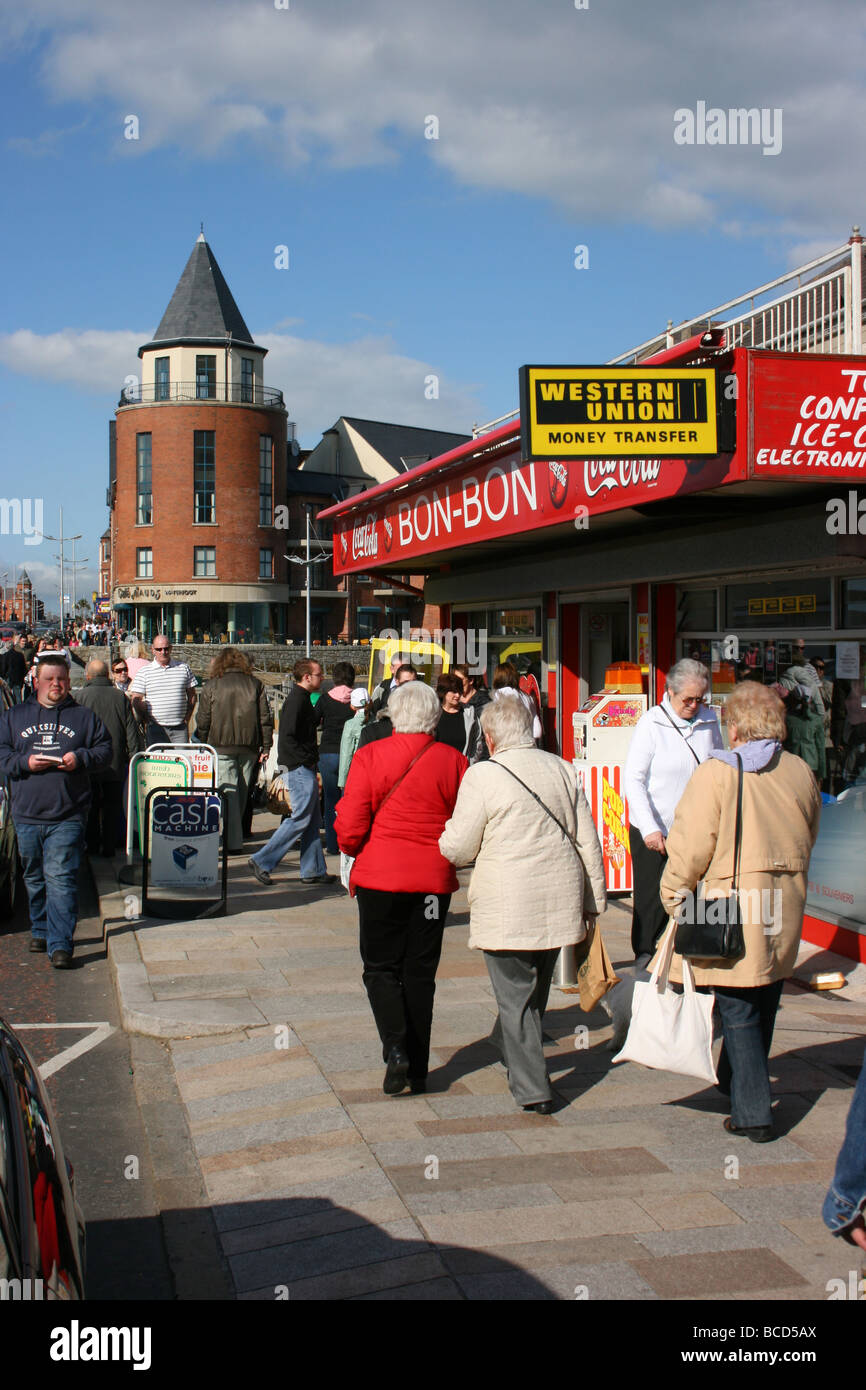 Shopper in belebten Hauptstraße in Newcastle, County Down, Nordirland Stockfoto