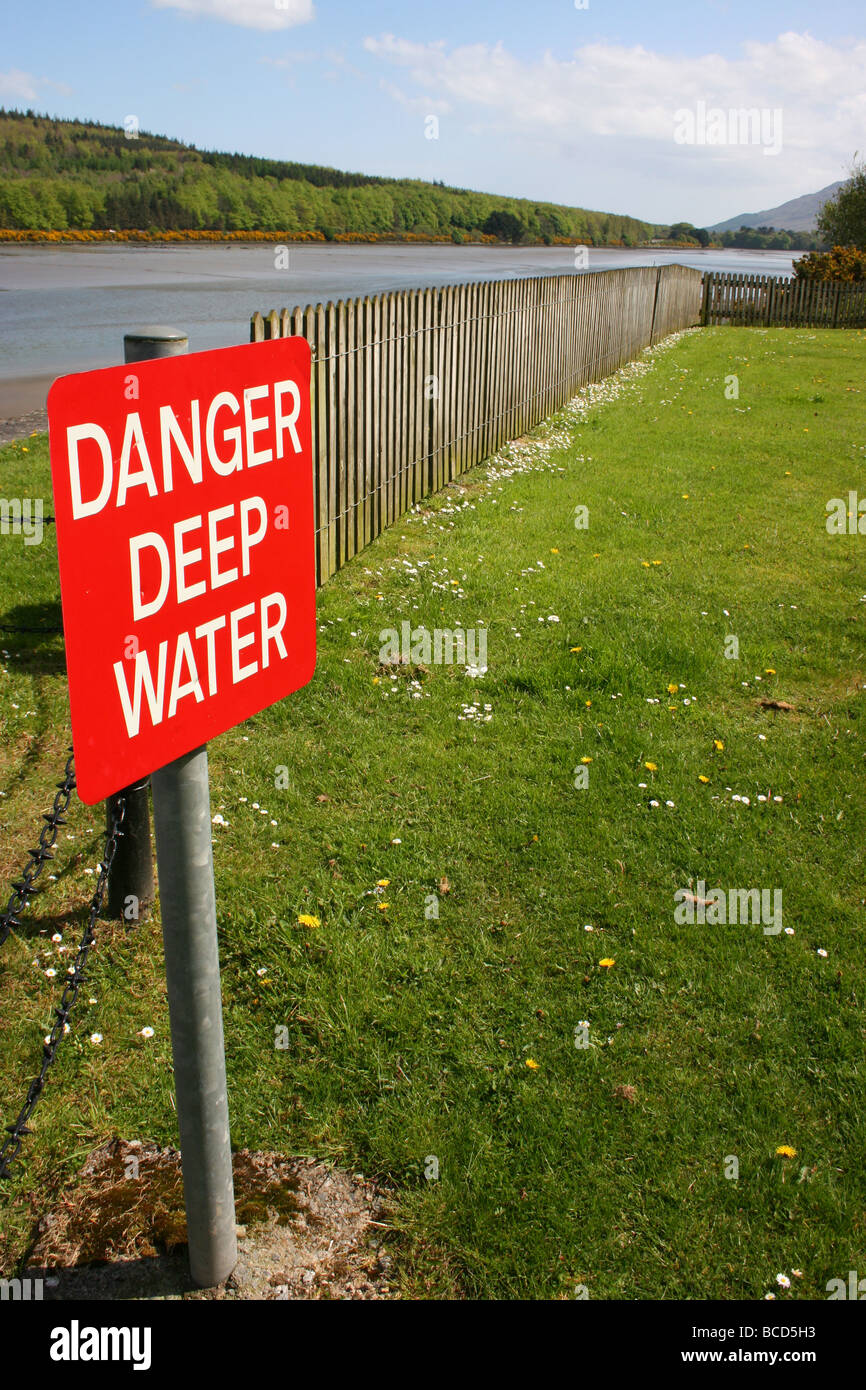 "Gefahr Tiefenwasser" Zeichen von Victoria Lock, Newry Kanal, Irland Stockfoto