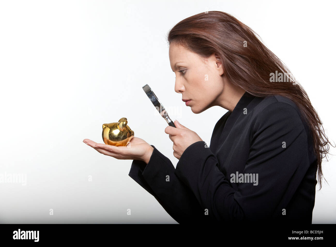 Frau vergrößern Glas Konzept Finanzen Geld sparen Stockfoto