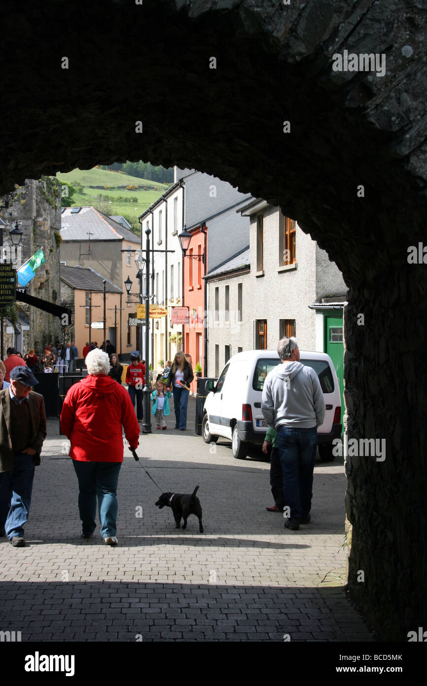 Tholsel Straße gesehen durch die Tholsel, Teil der alten Stadtmauer in Carlingford, County Louth, Irland Stockfoto