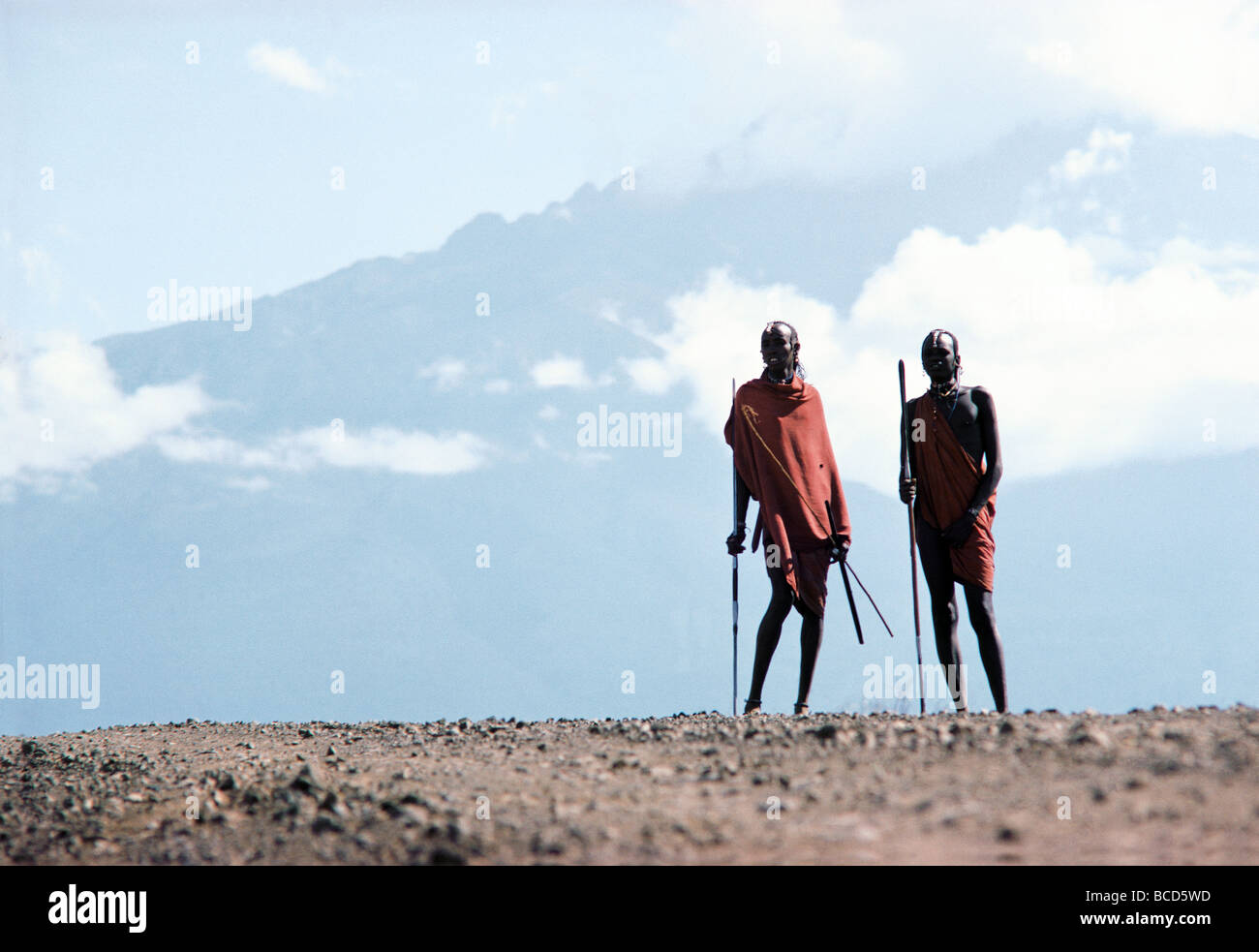 Zwei Massai-Krieger oder Moran Silhouette gegen Mount Mawenzi Klimanjaro gesehen von Loitokitok nahe Amboseli Kenia in Ostafrika Stockfoto