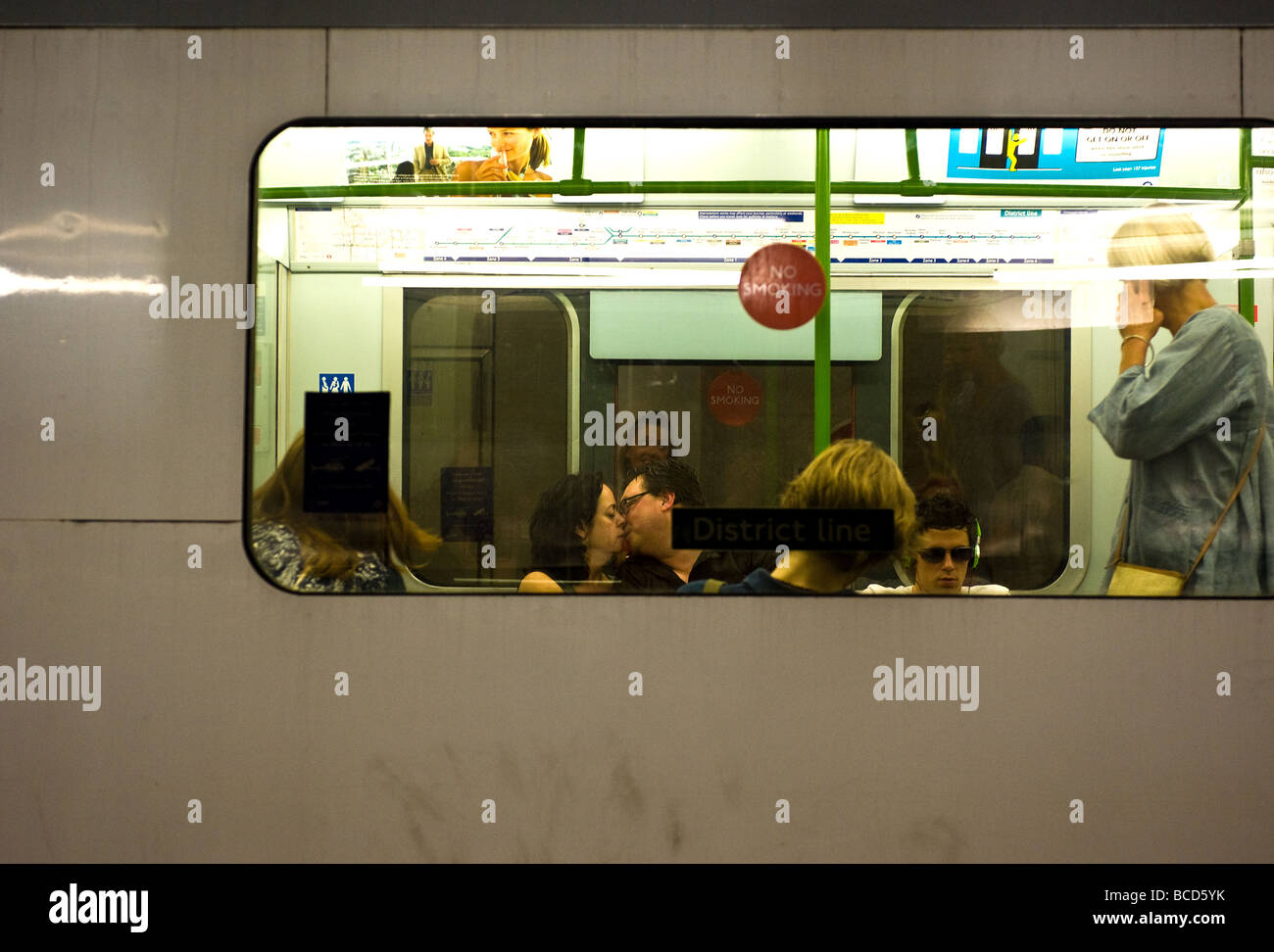 Menschen küssen Auf der Tube in London. Foto von Gordon Scammell Stockfoto