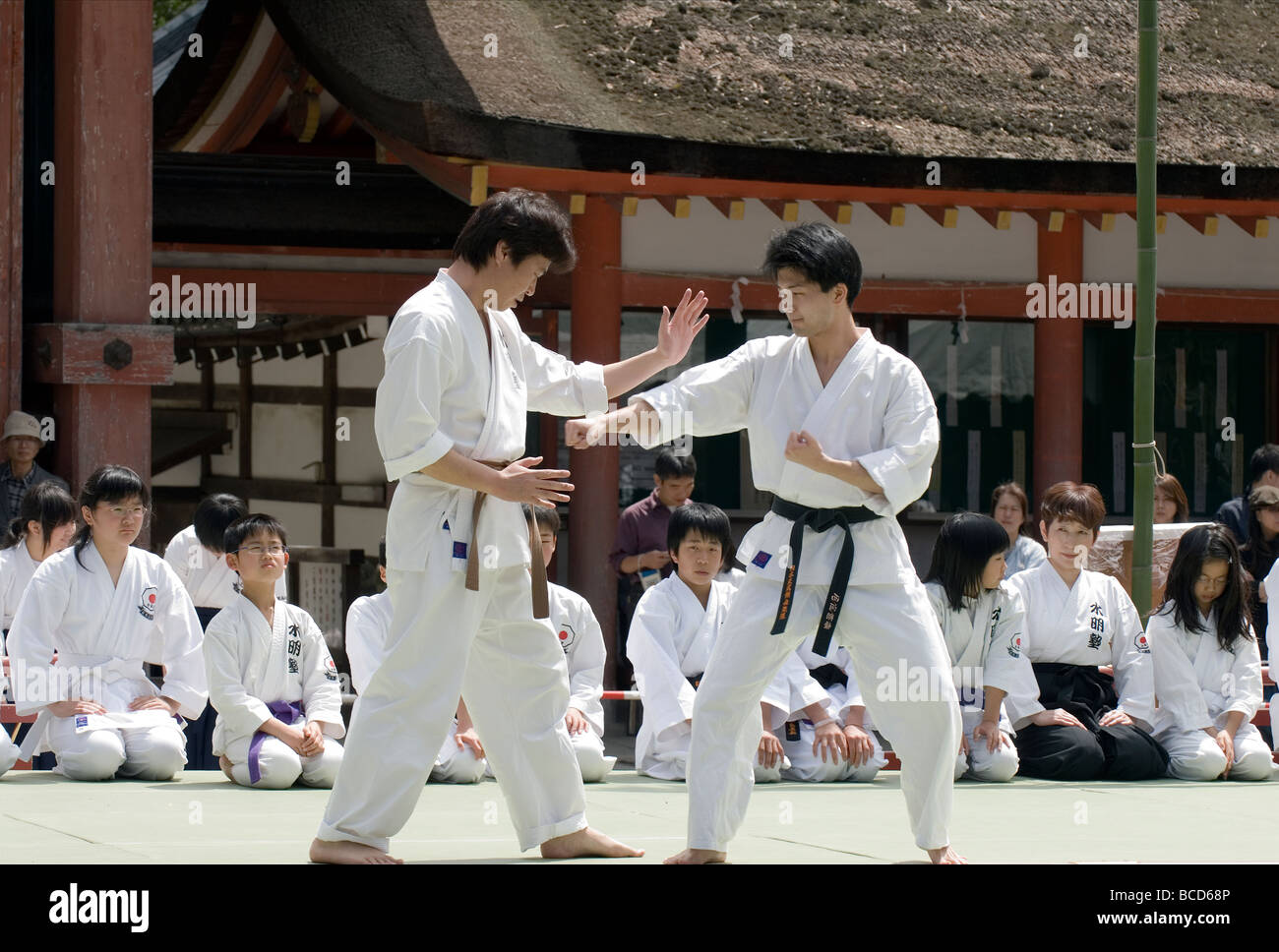 Ein Mann greift seine Gegner mit den Fäusten während einer Kampfkunst  Aikido Selbstverteidigung-Demonstration in Kyoto Japan Stockfotografie -  Alamy