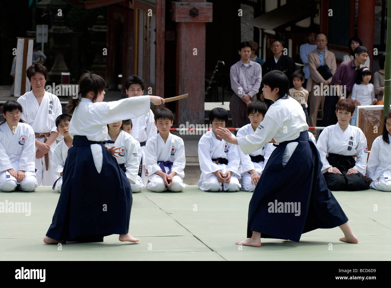Eine Frau mit einer Waffe Angriffe ihrer Gegner während einer Kampfkunst Aikido Selbstverteidigung-Demonstration in Kyoto Japan Stockfoto