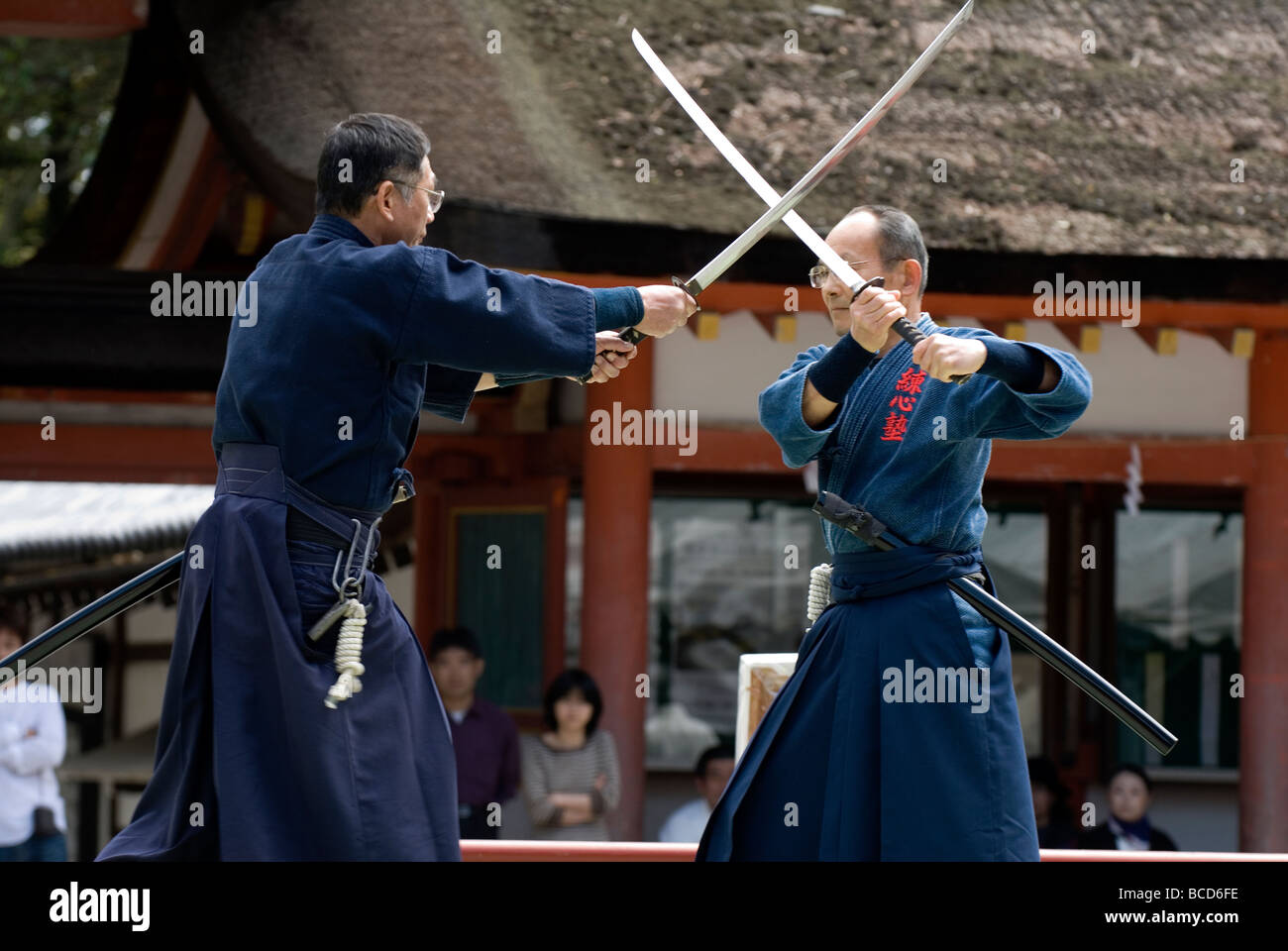 Zwei Männer in einem Schwertkampf mit echter Samuraischwerter während einer Martial-Arts-Demonstration in Kyoto Stockfoto