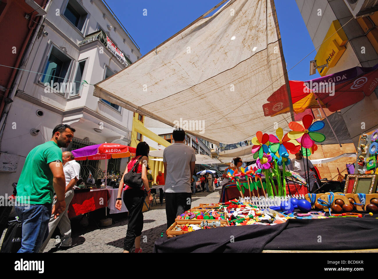 ISTANBUL, TÜRKEI. Kunden surfen Stände auf Ortakoy Wochenendmarkt. 2009. Stockfoto