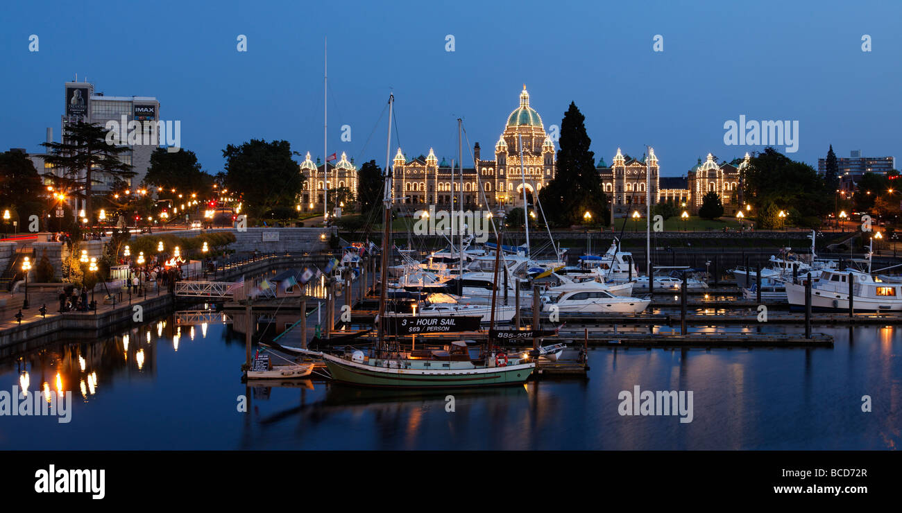 Victoria Harbour und beleuchtete Parlament in der Dämmerung in Victoria Vancouver Island Kanada Nordamerika Stockfoto