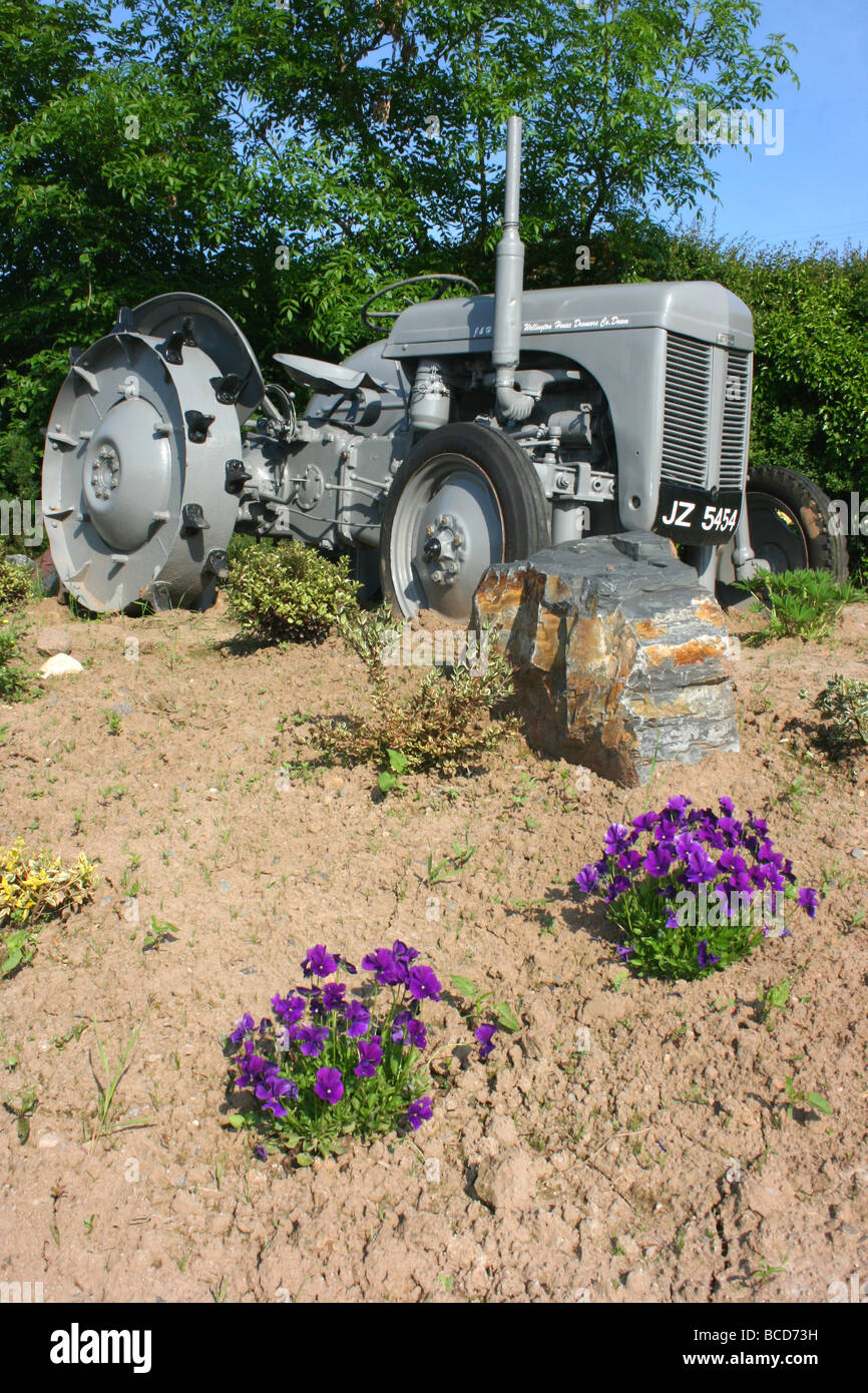 Ferguson-Traktor auf dem Display am Straßenrand in Dromore, County Down, in Anerkennung der lokalen Ingenieur, Harry Ferguson Stockfoto