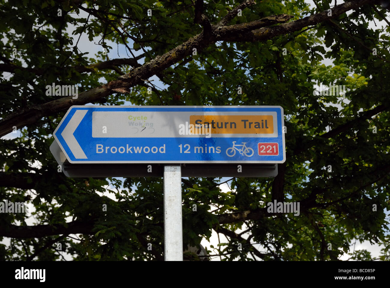 Neuer Zyklus route Zeichen Brookwood auf Basingstoke Canal im Brennofen Bridge St John s Woking Surrey UK im Juni 2008 Woking Borough Stockfoto