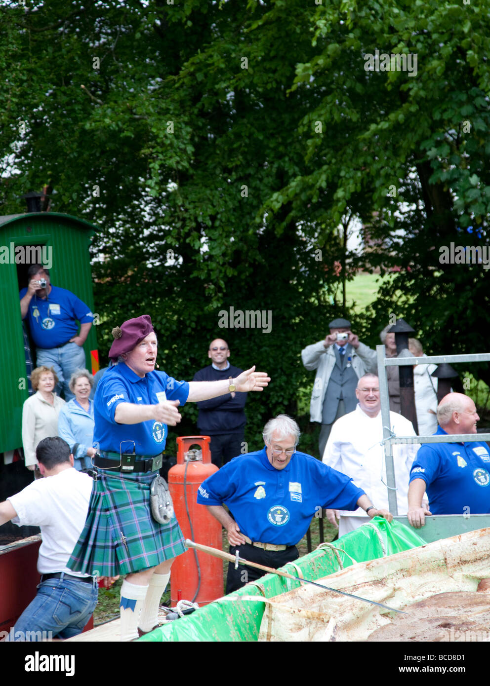 Andrew Cooper befasst sich mit der Welt Rekord Haggis (1274lbs) gedenken Heilige Messe, Ayrshire, Schottland Mai 2009 Stockfoto