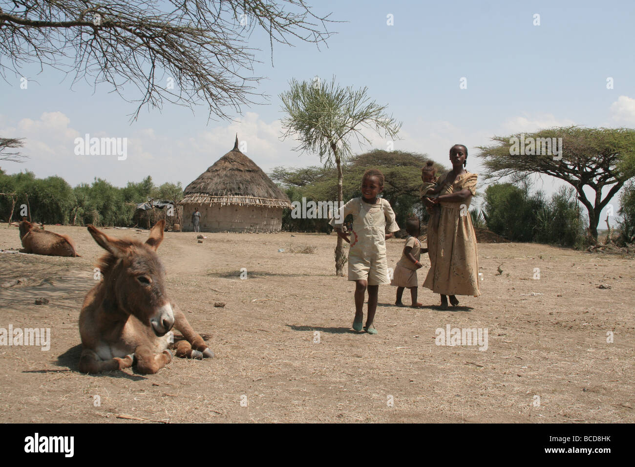 Frau und Kinder des Stammes der Oromo in der Nähe von Lake Langano, Oromia Region, Äthiopien, Ost-Afrika. Der See ist im Great Rift Valley Stockfoto