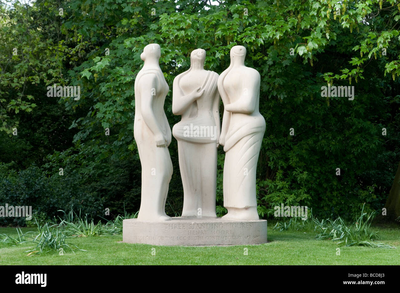 Drei stehende Figuren Skulptur von Henry Moore im Battersea Park, London, England, UK Stockfoto