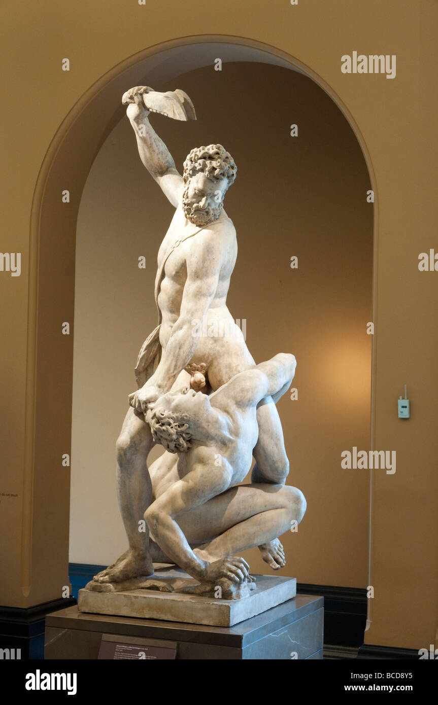 Marmorskulptur aus dem 16th. Jahrhundert, Samson, der einen Philister von Giambologna im Victoria and Albert Museum, London, Großbritannien, erschlagen hat Stockfoto