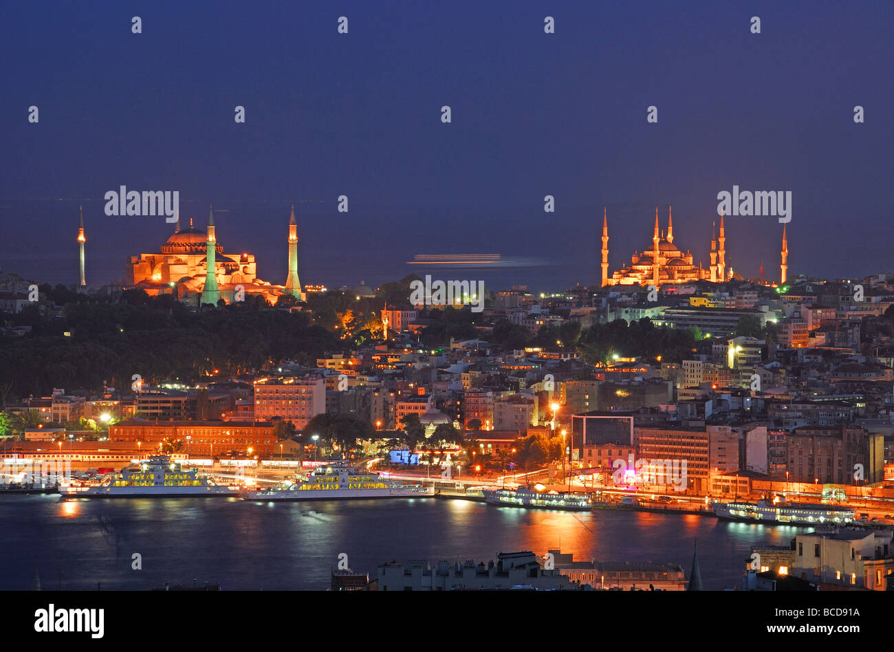 ISTANBUL, TÜRKEI. Eine Nachtansicht von Eminönü Waterfront, Sultanahmet und das Goldene Horn. 2009. Stockfoto