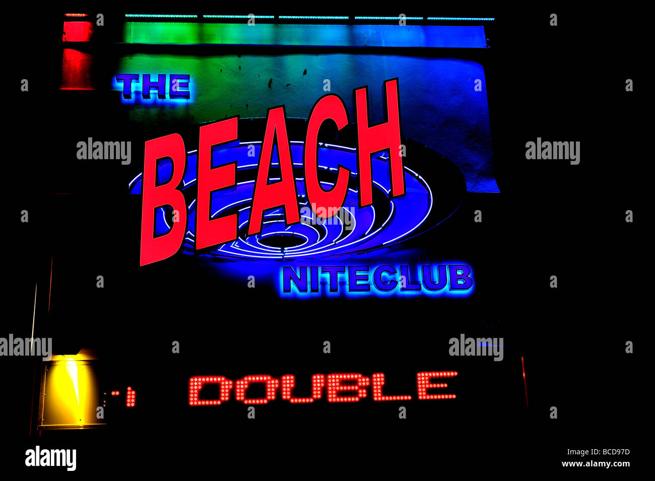 NEWQUAY, CORNWALL, Großbritannien - 11. JUNI 2009: Neonschild für Beach Niteclub Stockfoto