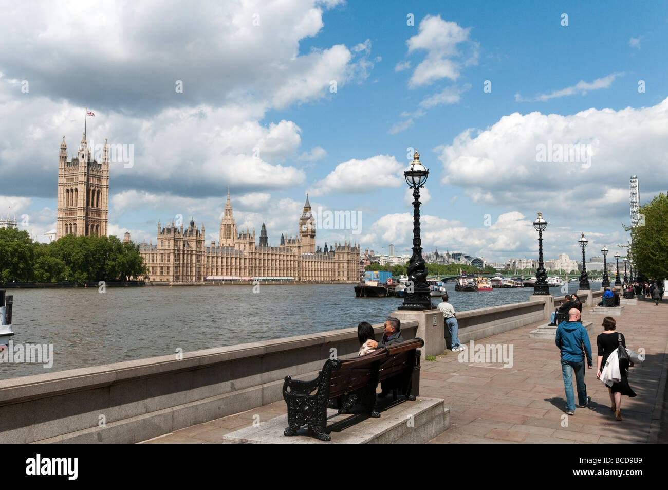 Riverside Fußweg gegenüber der Houses of Parliament, London, England, UK Stockfoto