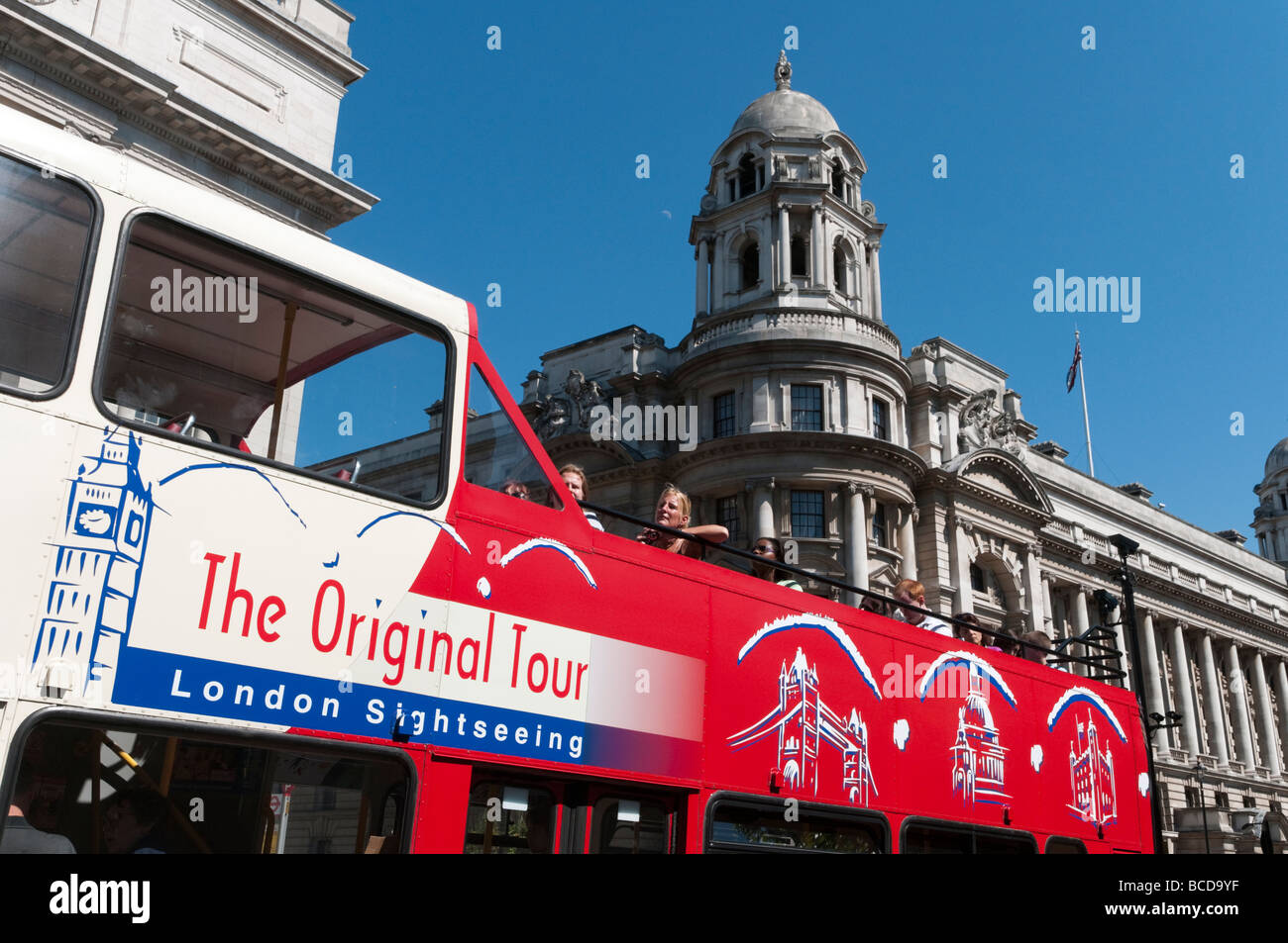 Original Tour-Sightseeing-Bus auf Whitehall in London UK Stockfoto