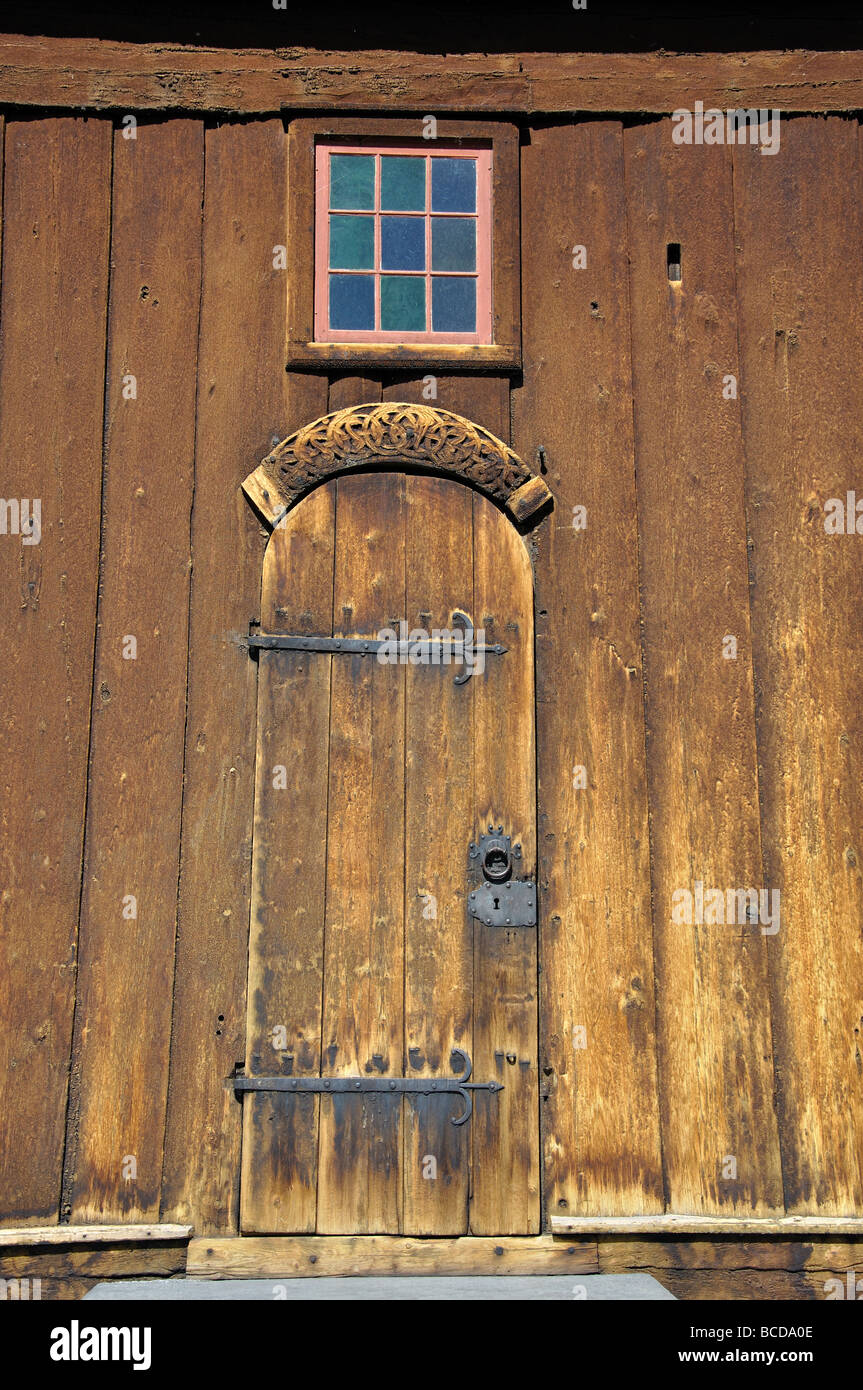 Hölzerne Tür, Lom Stave Kirche aus dem 12. Jahrhundert, Lom, Innlandet County, Norwegen Stockfoto