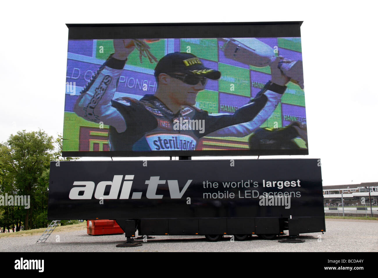 Nahaufnahme von einem riesigen LED-Bildschirm an der Superbike-WM Donington Park, Derbyshire, England Stockfoto