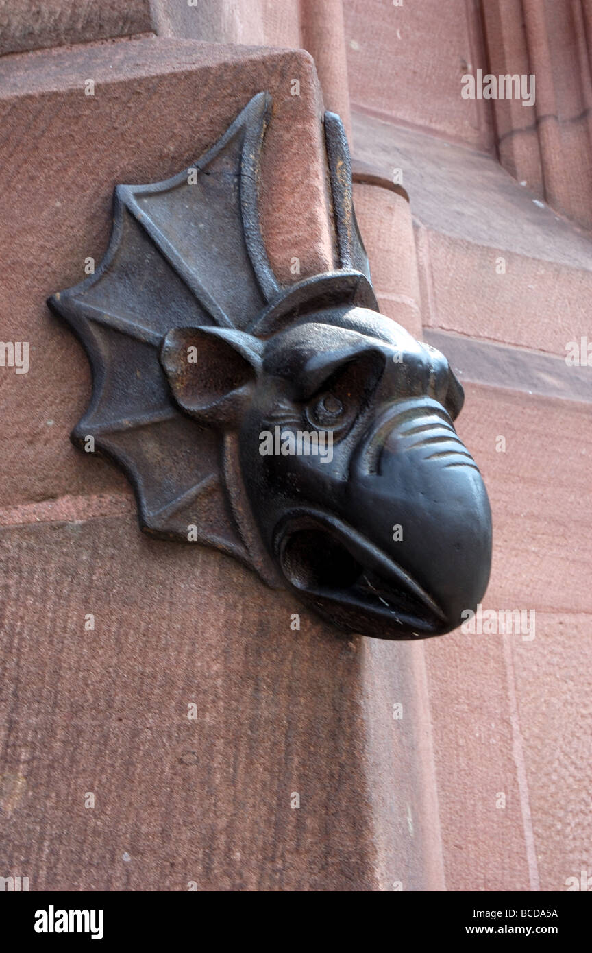 Griffin Dekoration an den Wänden der Kathedrale in Straßburg, Elsass, Frankreich Stockfoto