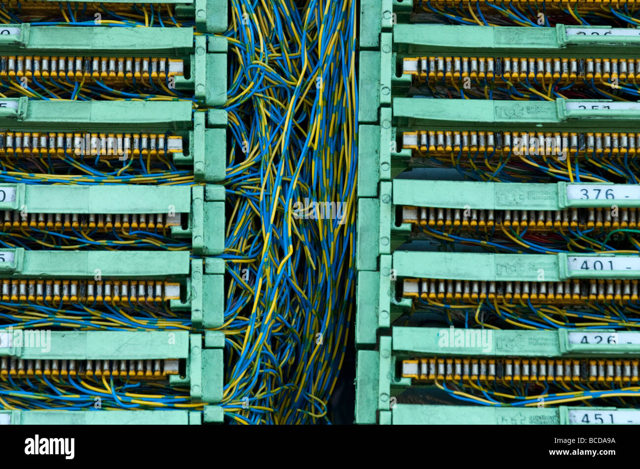 Gewirr von TK-Kabeln in Telefon Anschlussdose, Großbritannien Stockfoto