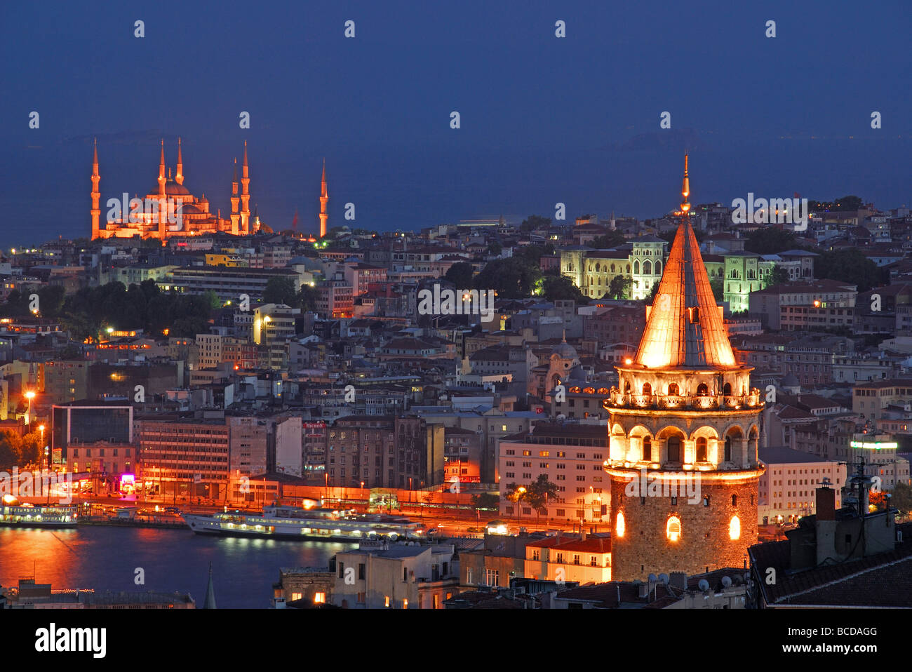 ISTANBUL, TÜRKEI. Nacht-Blick auf die Stadt mit der Galata-Turm auf der rechten Seite und die blaue Moschee in der Ferne. Stockfoto