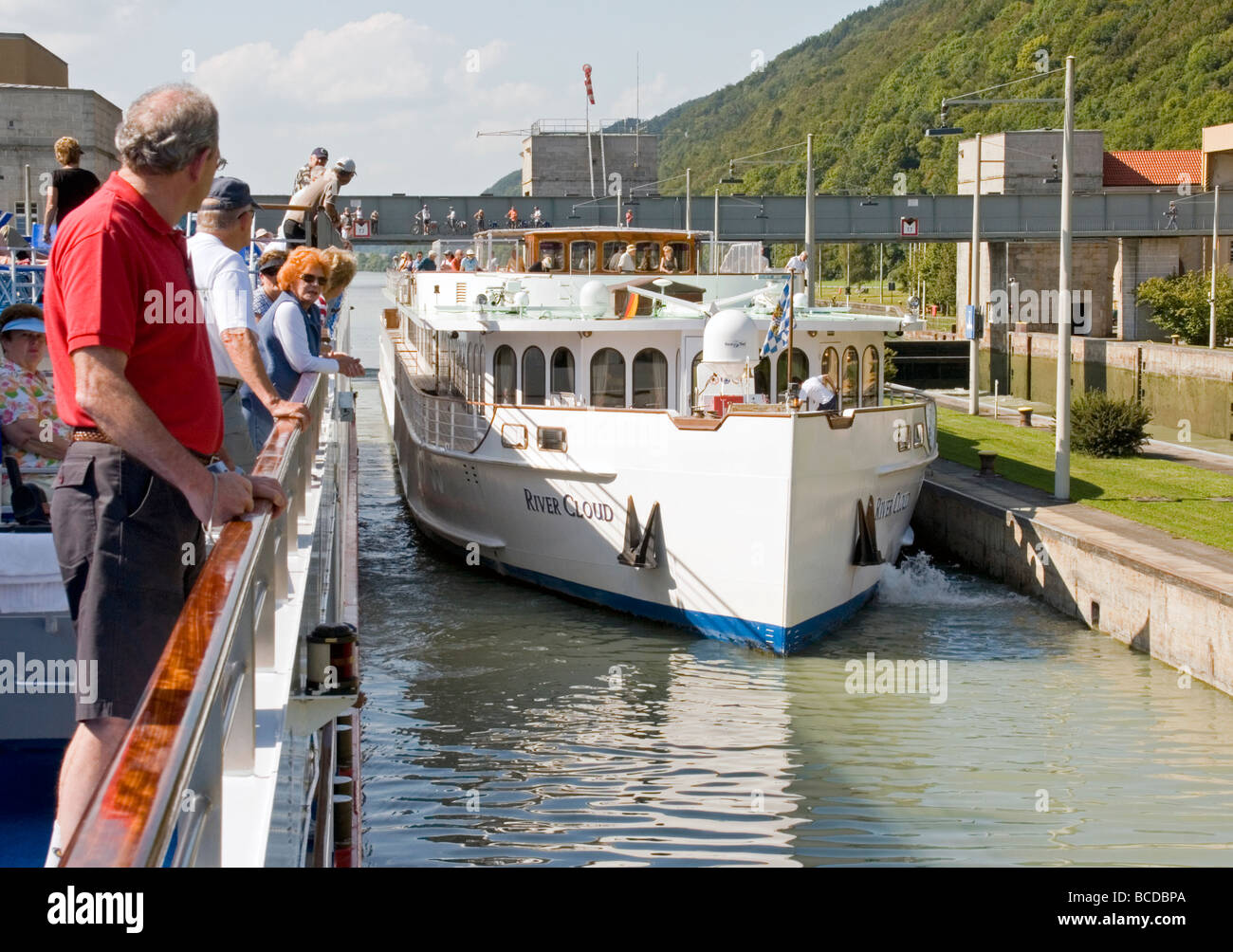 Donau Kreuzfahrt-Schiffe in Jochenstein Lock und Kraftwerk in der Nähe der österreichischen Grenze Stockfoto