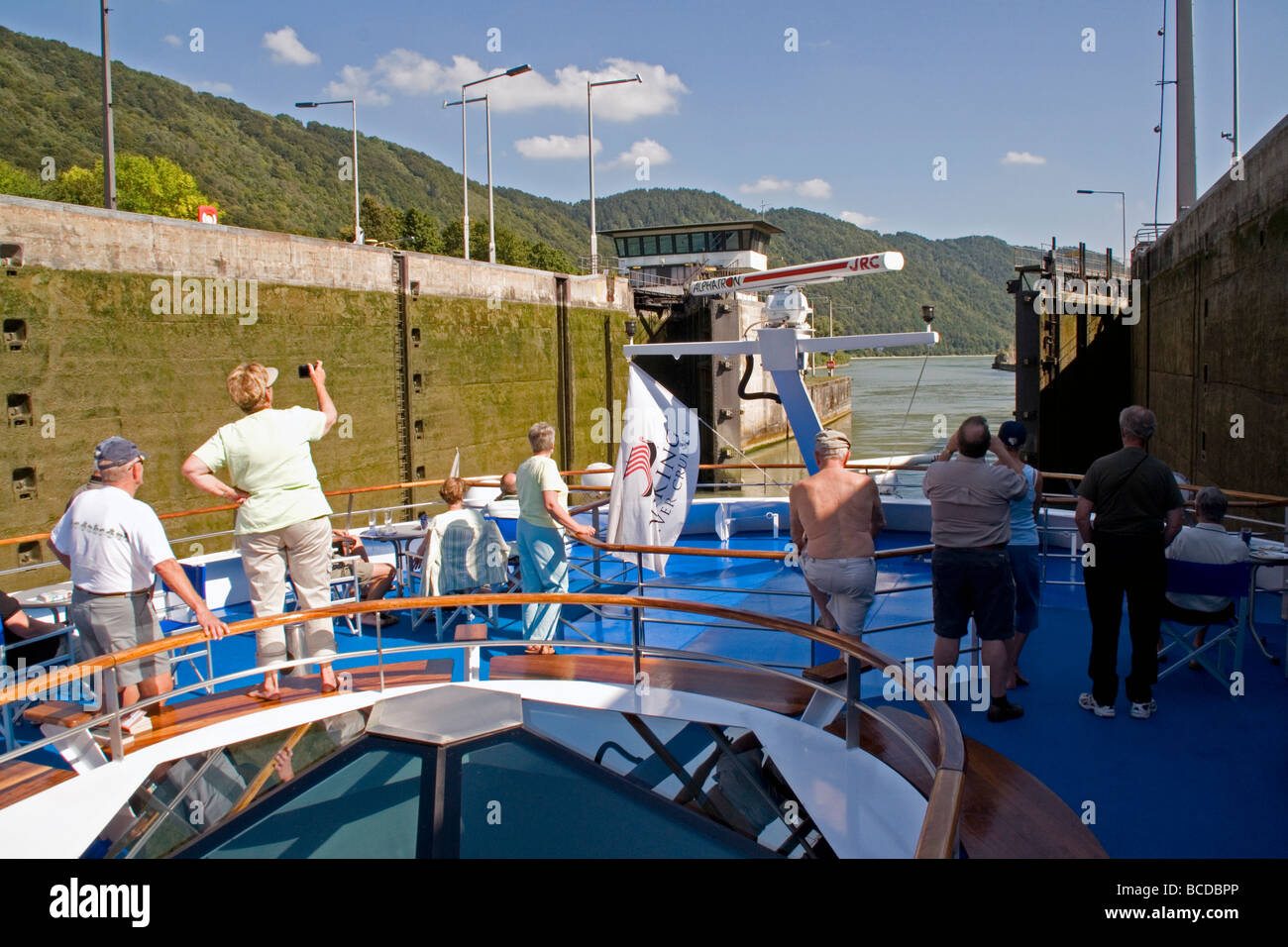 Donau Kreuzfahrt Schiff in Schleuse Jochenstein nahe der österreichischen Grenze Stockfoto