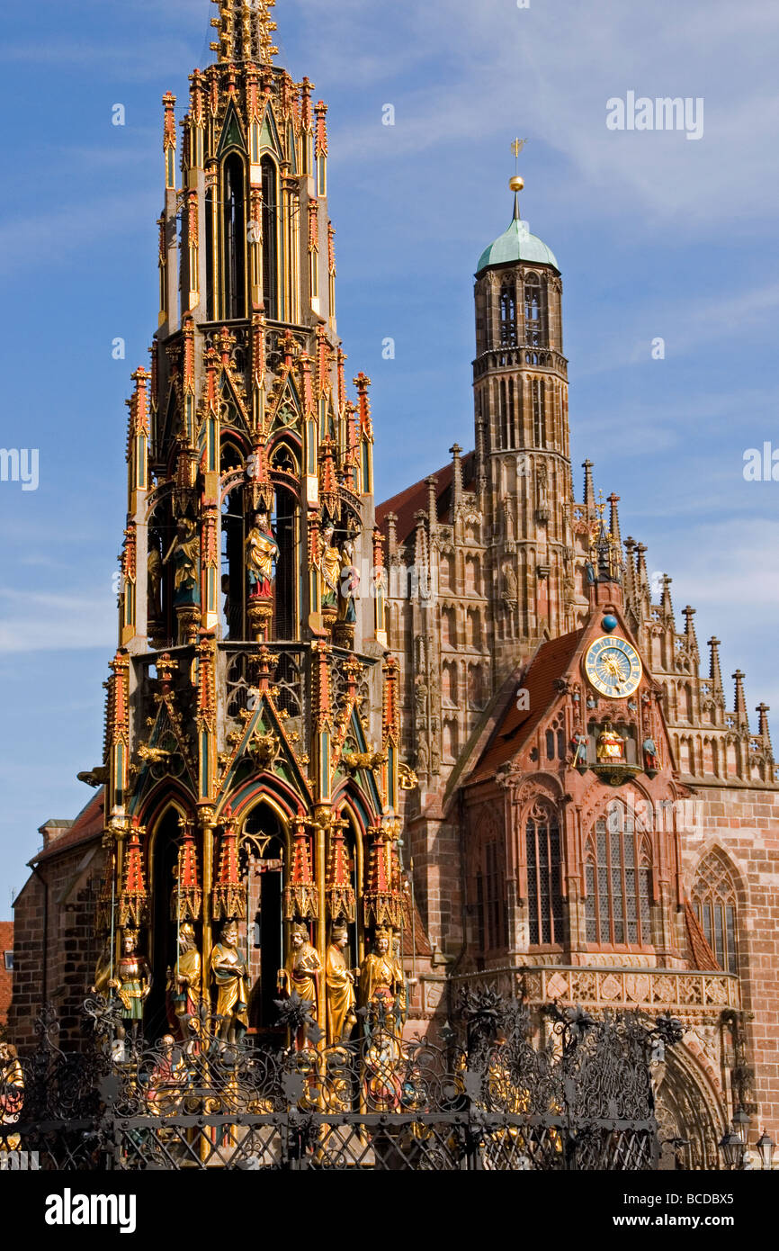 Nürnberger Hauptmarkt schöner Brunnen (schöner Brunnen) und Frauenkirche (Frauenkirche) Stockfoto