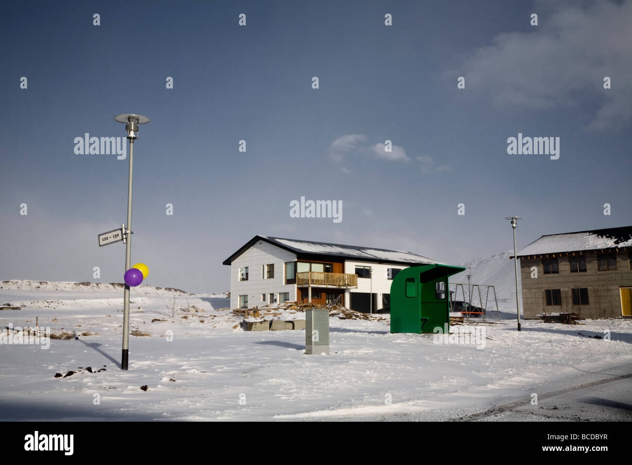 Wohnheime und Bus halten in der neuen Vorstadt Leirvogstunga, Mosfellsbaer Stadt, Island. Stockfoto