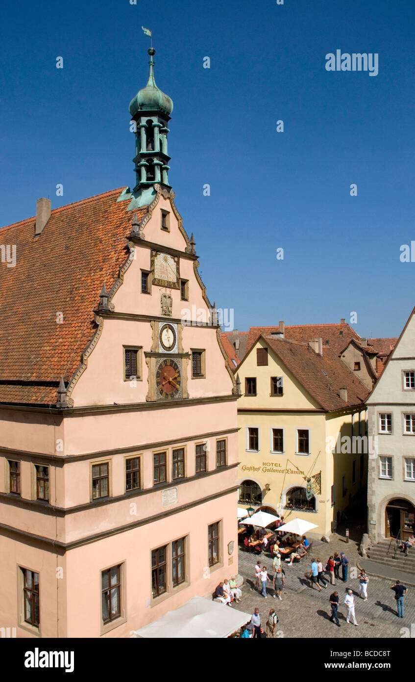 Rothenburg Ob der Tauber Ratstrinkstube (Stadtrat der Taverne) mit Uhren und Sonnenuhr mit Blick auf Altstädter Markt Stockfoto