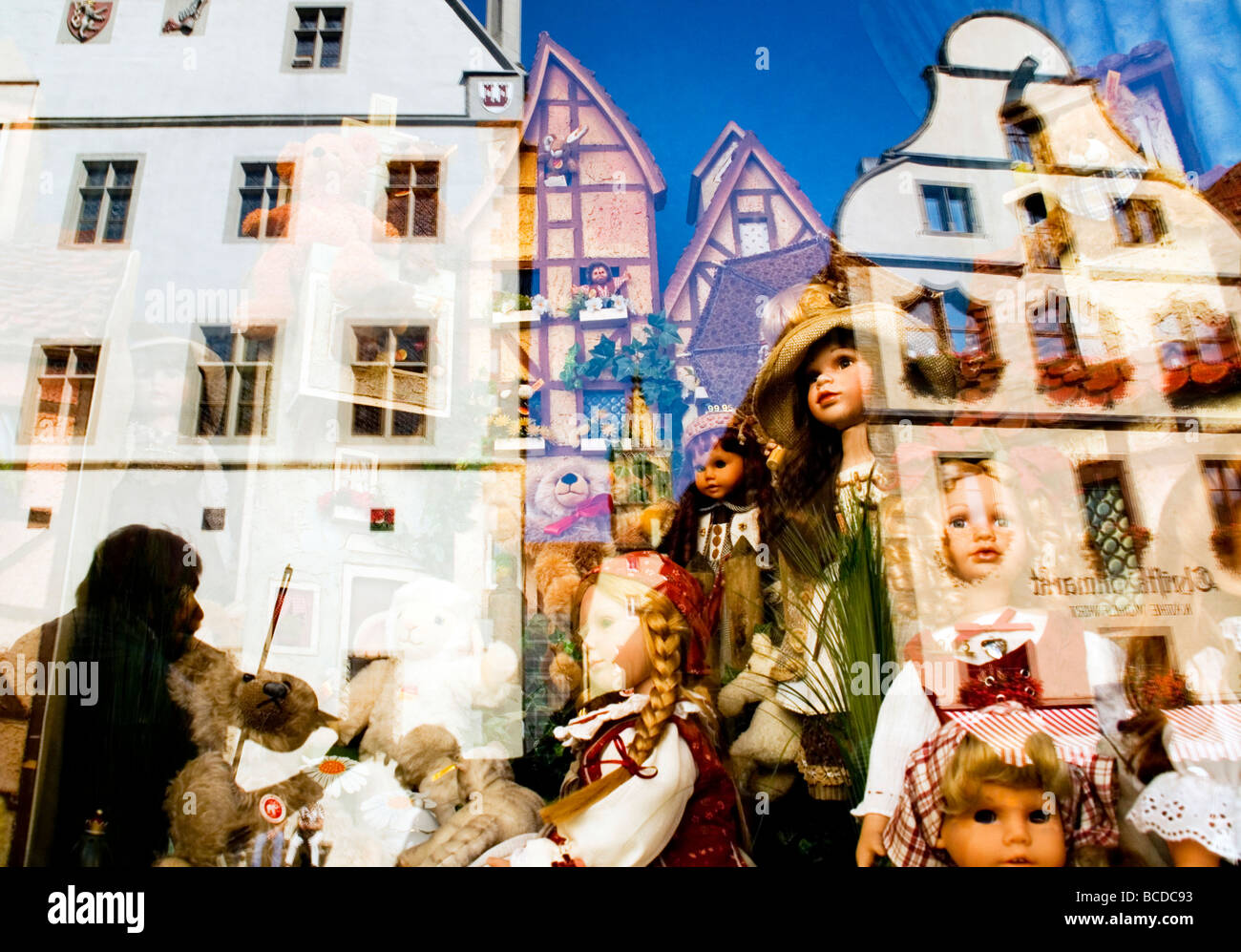 Rothenburg Ob der Tauber mittelalterliche alte Stadtarchitektur mit Straßenmusiker spiegelt sich im Fenster der Spielzeug-Shop mit Puppen Stockfoto