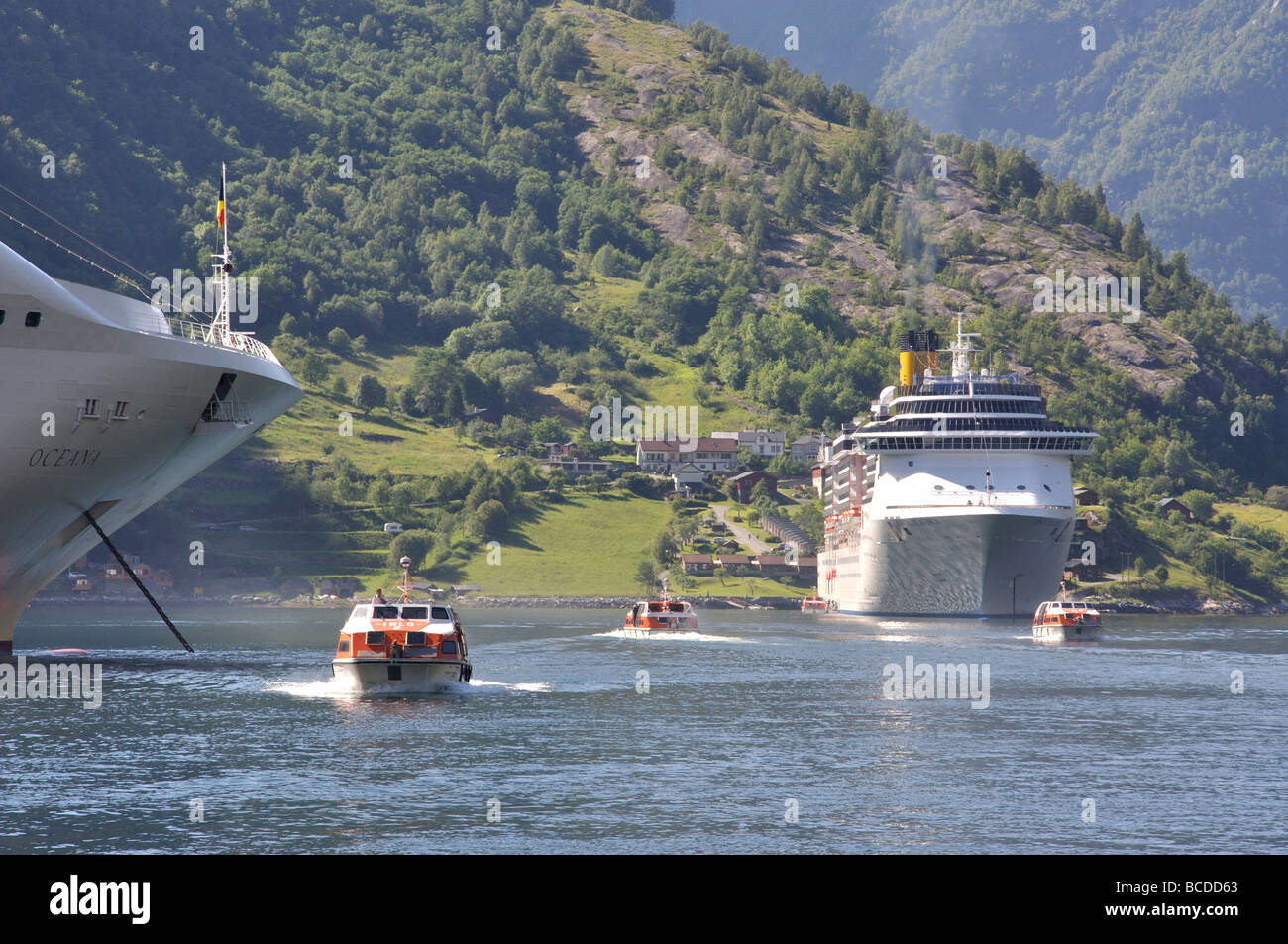 Schiffe vor Anker im Fjord, Geiranger Fjord, Geiranger, mehr Og Romsdal, Norwegen Stockfoto