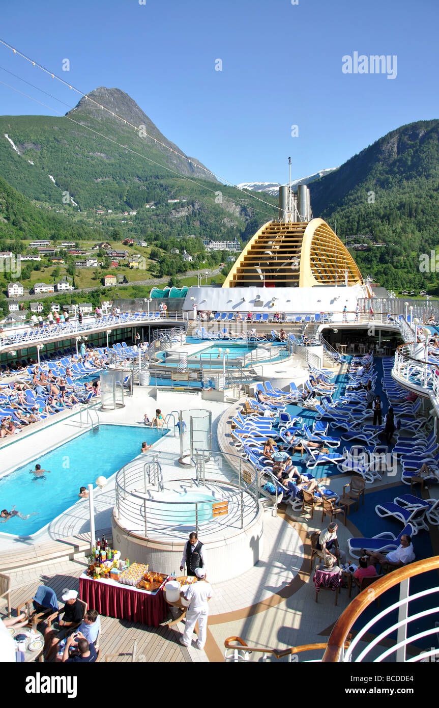 Pooldeck auf P&O Oceana Kreuzfahrtschiff, Geiranger, Geiranger Fjord, mehr oder Romsdal, Norwegen Stockfoto