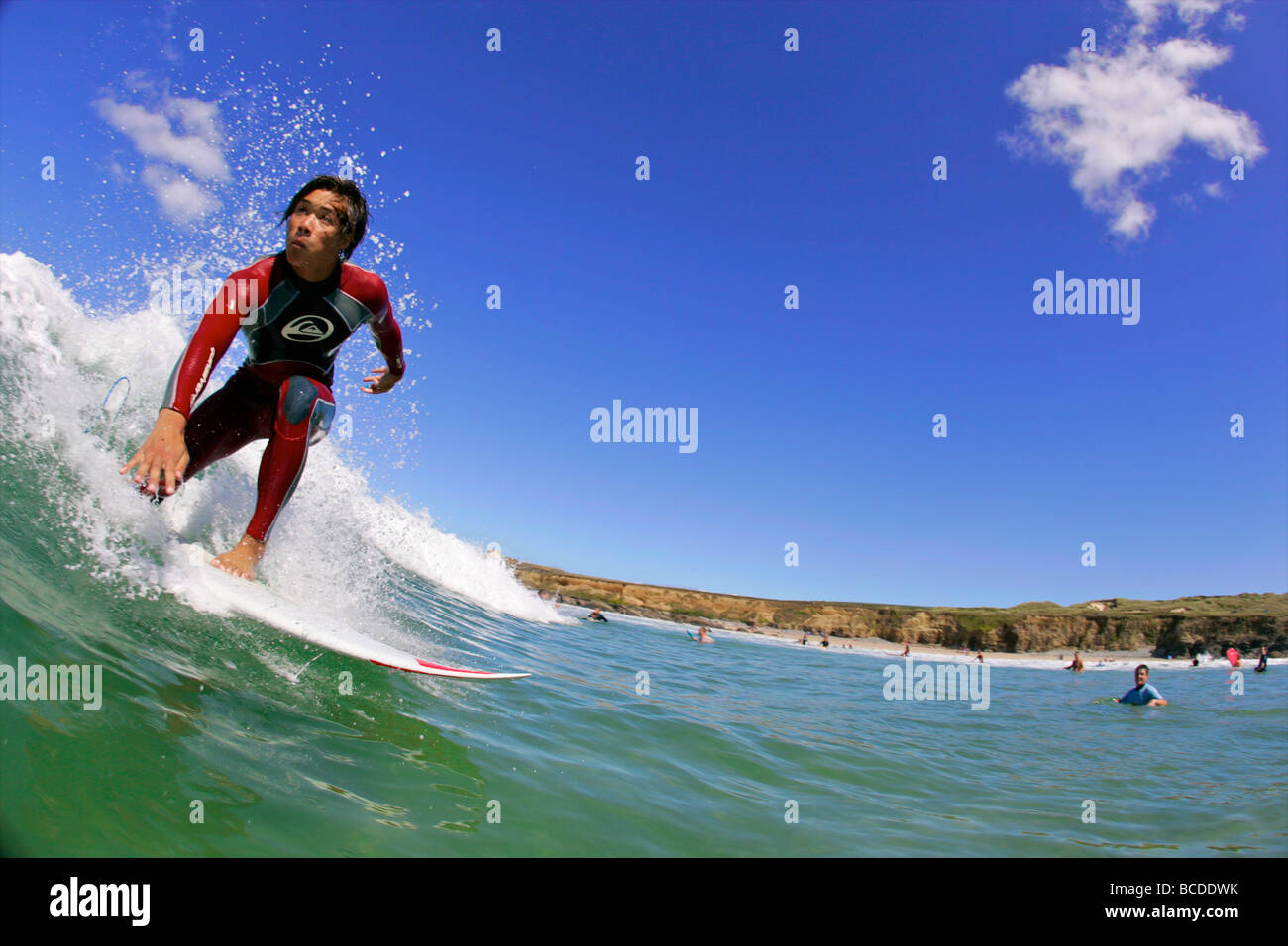 Britische Surfer Jake unten Reiten auf seinem lokalen Surfspot. Gwithian Strand Cornwall Stockfoto