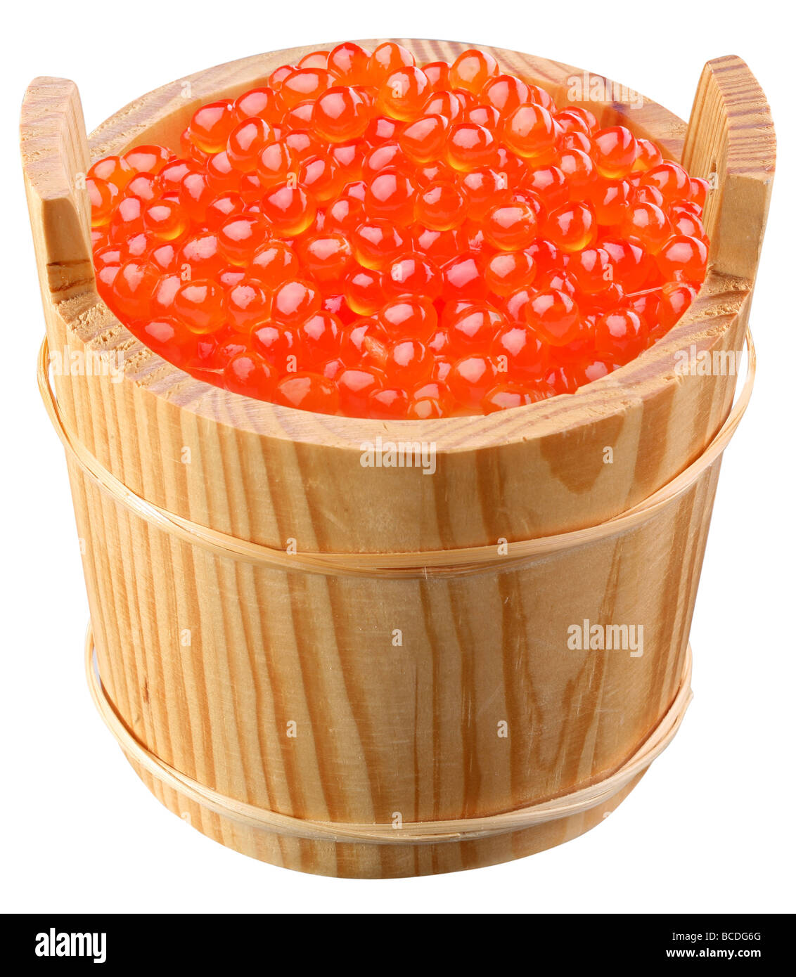 Roter Kaviar ist in einem Holzeimer Stockfoto