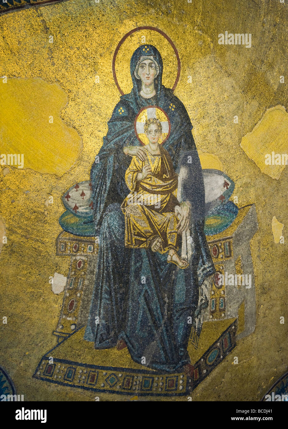 Mosaik der Jungfrau Maria und Jesuskind auf der half Dome der Apsis im Aya Sofya in Istanbul Türkei Stockfoto