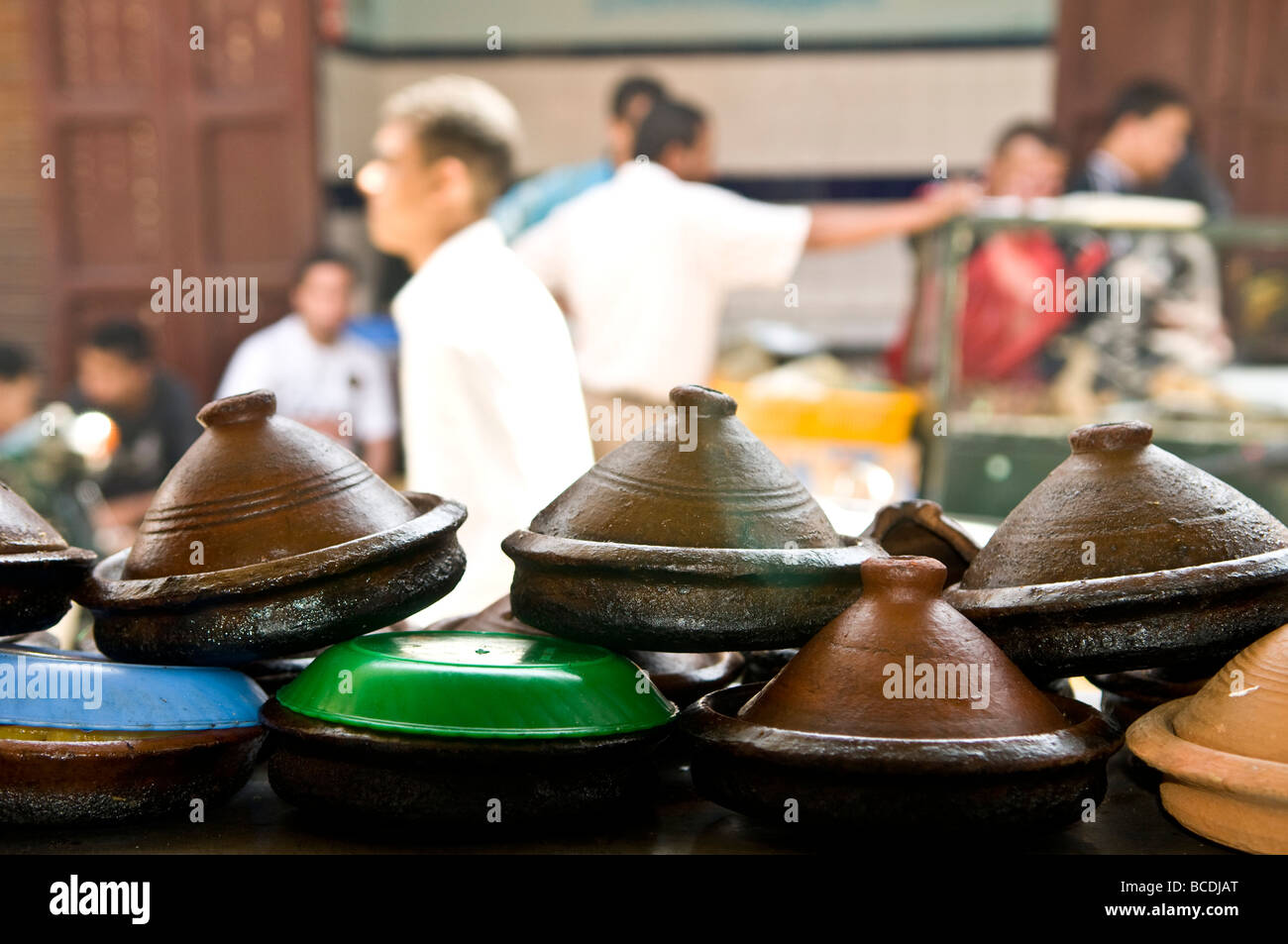 Marokkaner Essen ihre Tajine mit Salz Kümmel-Pulver zusammen mit frisch gebackenem Brot. Stockfoto