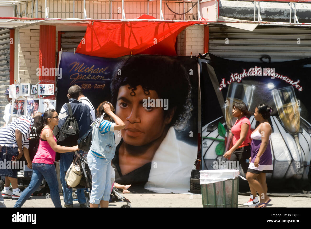 Michael Jackson-Utensilien vor dem Apollo Theater in Harlem in New York für ein Denkmal Stockfoto