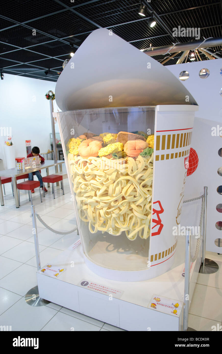 Eine Anzeige in der Instant-Ramen-Museum zeigt Nissins Patentsystem, Instant-Ramen-Museum, Osaka, Japan, 1. Dezember 2008. Stockfoto