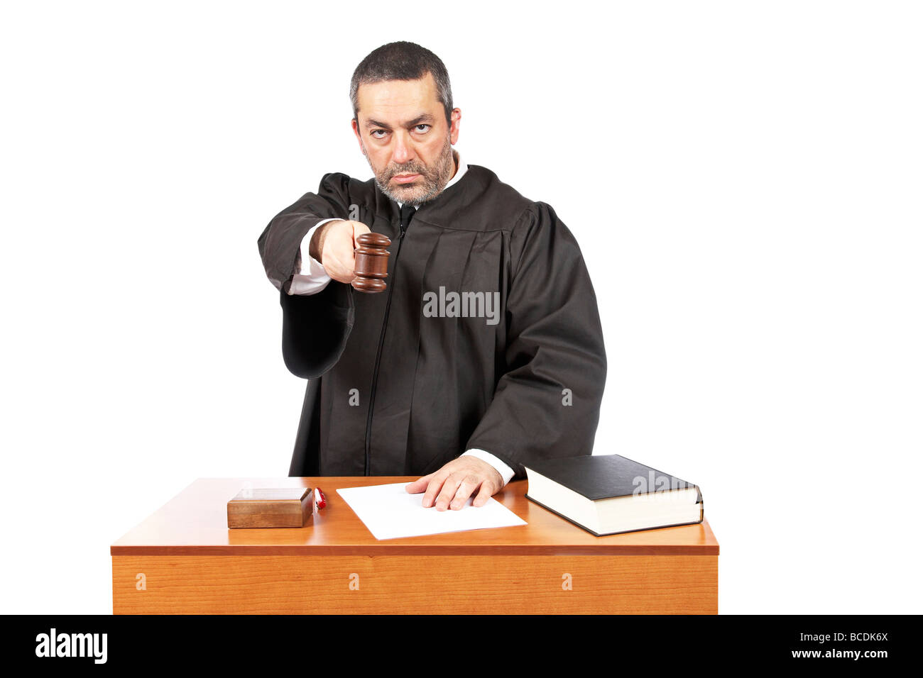 Schweren männlichen Richter hält die Hammer und einen Satz isoliert auf weißem Hintergrund auf einem weißen Hintergrund lesen Stockfoto