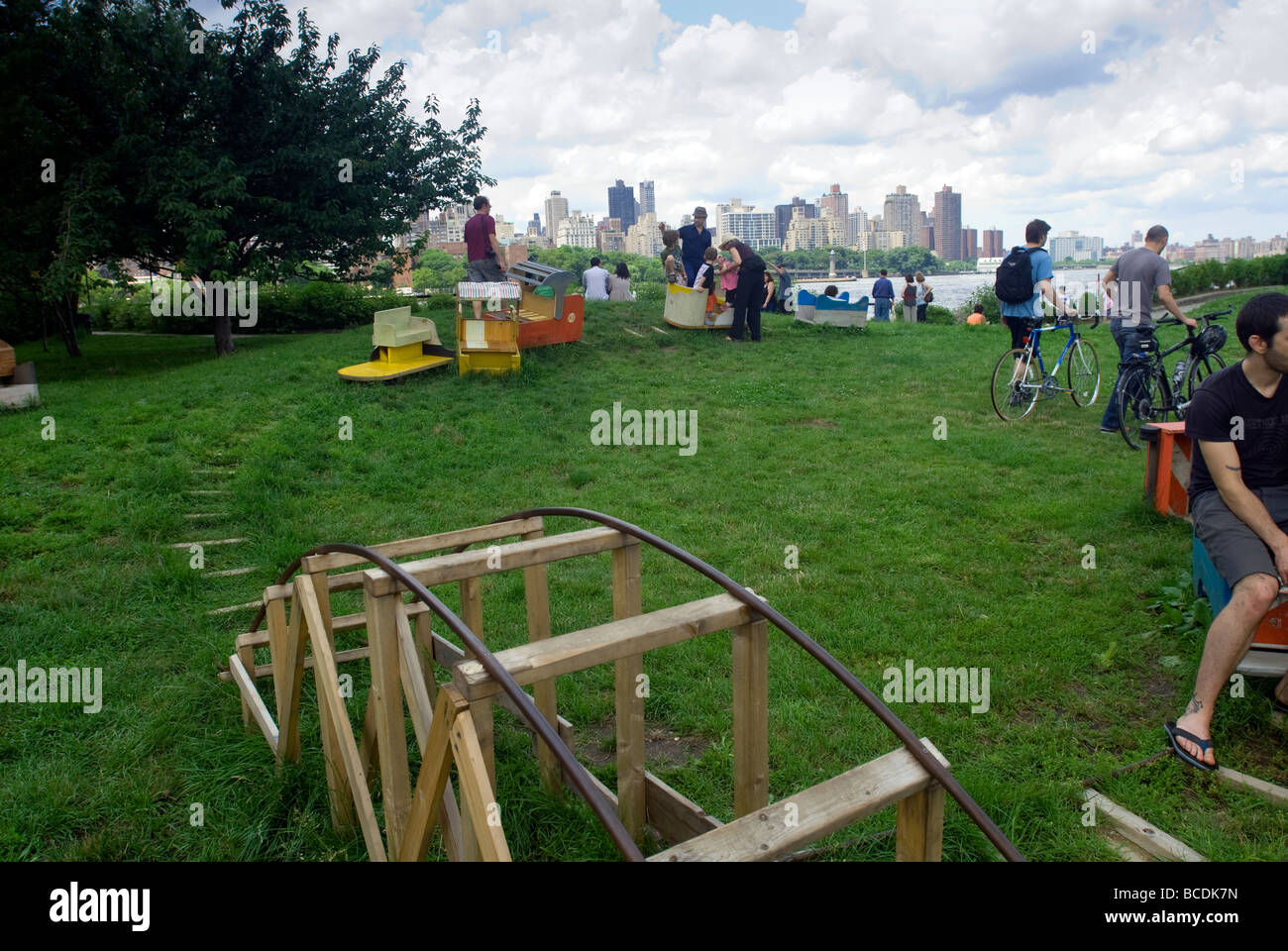 Besucher genießen die Kunst im öffentlichen Raum-Skulptur The Ride 2009 von der Künstlerin Emily Feinstein in Socrates Sculpture Park in New York Stockfoto