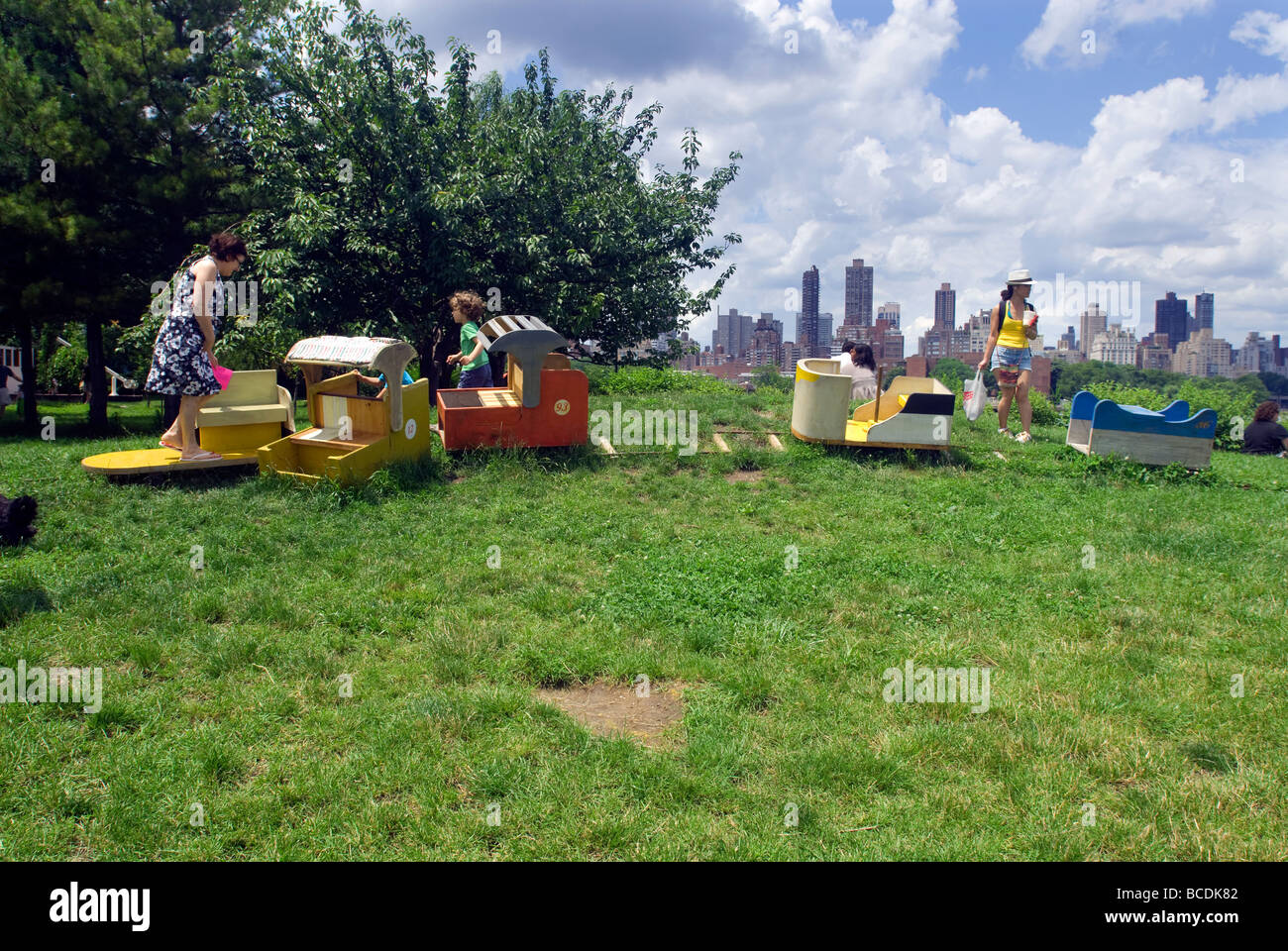 Besucher genießen die Kunst im öffentlichen Raum-Skulptur The Ride 2009 von der Künstlerin Emily Feinstein in Socrates Sculpture Park in New York Stockfoto