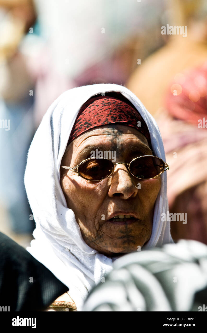 Porträt einer Frau Berber mit traditionellen Tätowierungen im Gesicht Stockfoto