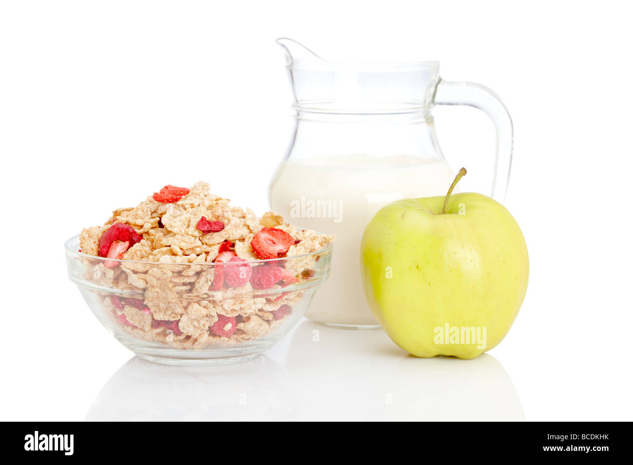 Eine Schüssel mit Cornflakes frischen Apfel und Milch Krug auf weißem Hintergrund geringe Schärfentiefe Stockfoto